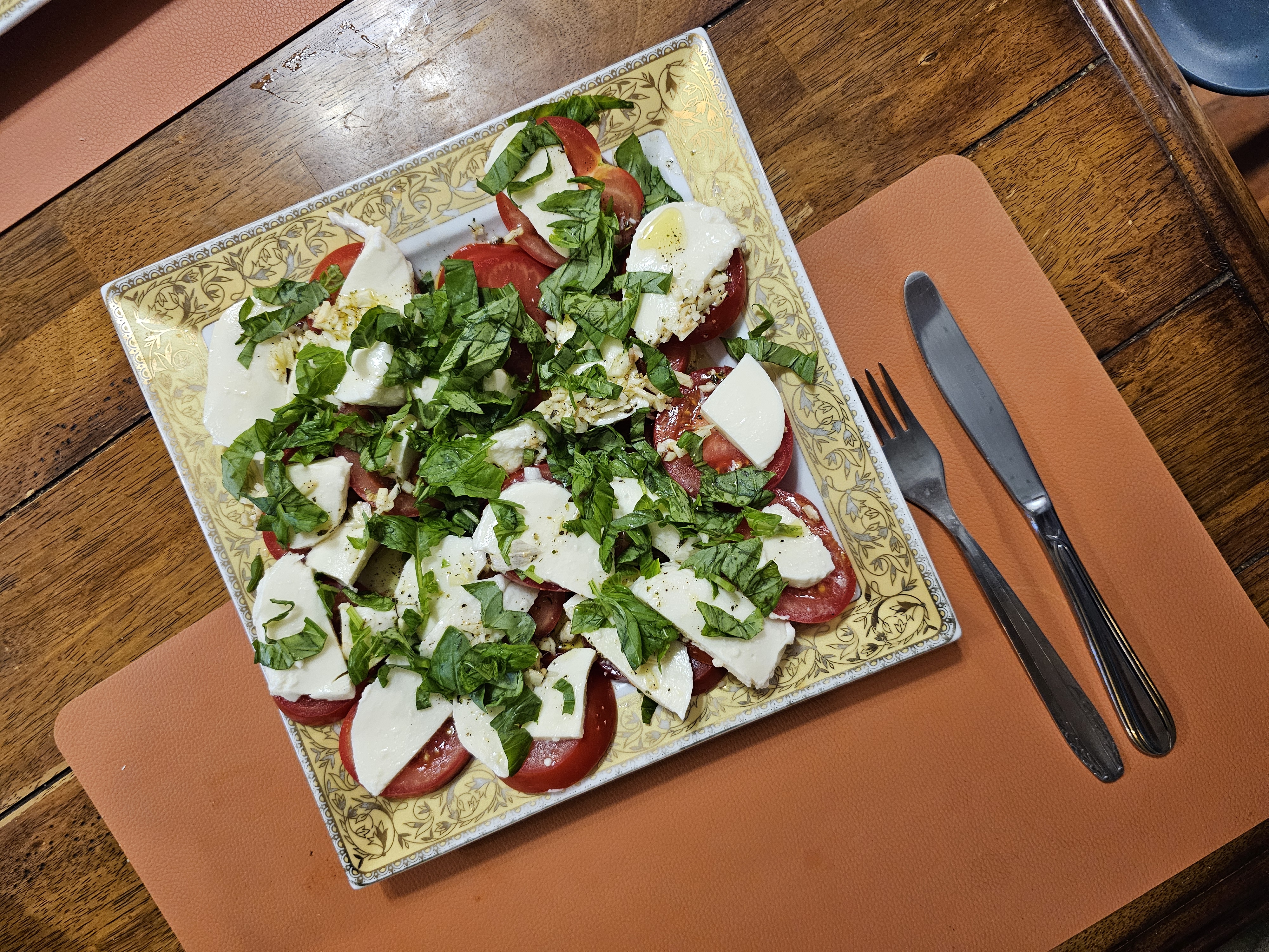 Tomato mozzarella salad 
