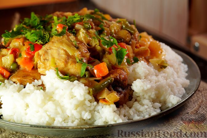 Курица, тушенная с капустой, перцем, горошком и стручковой фасолью