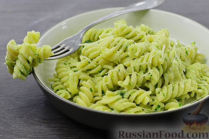 Паста в сливочном соусе с черемшой