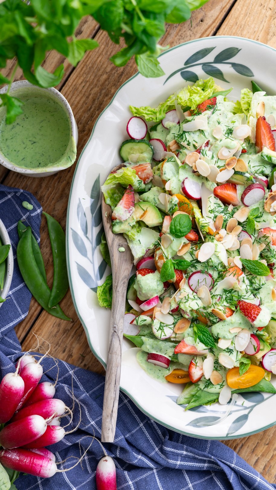 Kevadsalat rohelise sulajuustukastmega