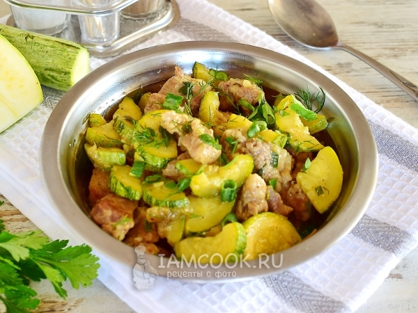 Тушеная свинина с кабачками